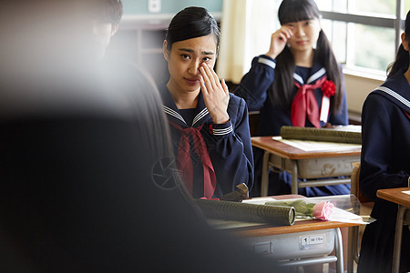 毕业典礼伤心流泪的女孩图片