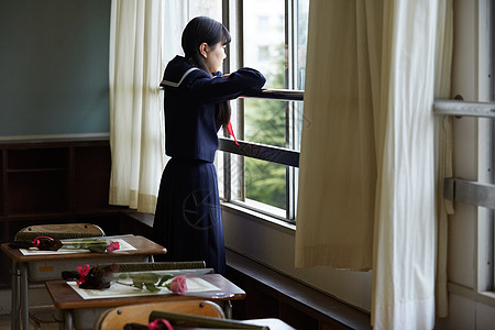 教室里趴在窗户向外看的制服女孩图片