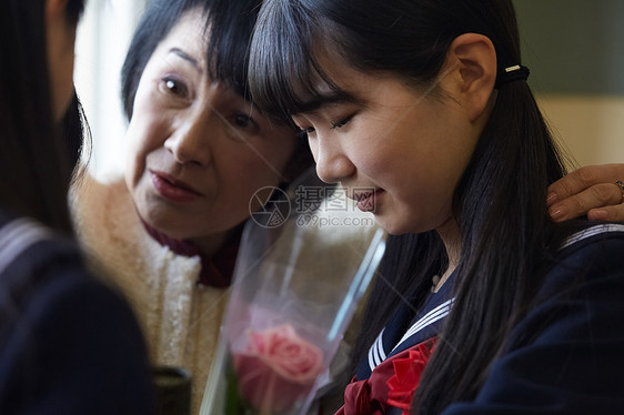 老师与不舍的少女图片