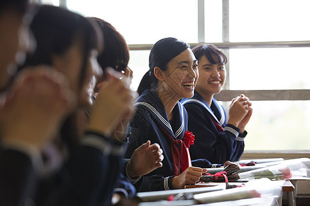 参加毕业典礼课堂开怀大笑的学生们图片