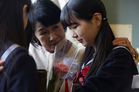 老师安慰毕业时流泪的女高中生图片