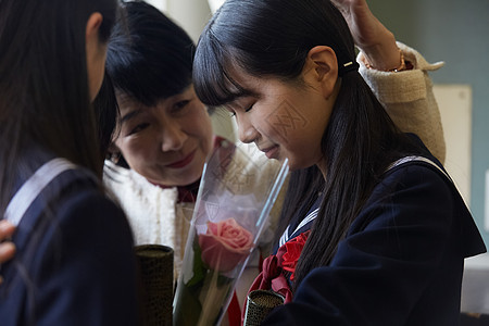 老师安慰毕业时流泪的女高中生图片