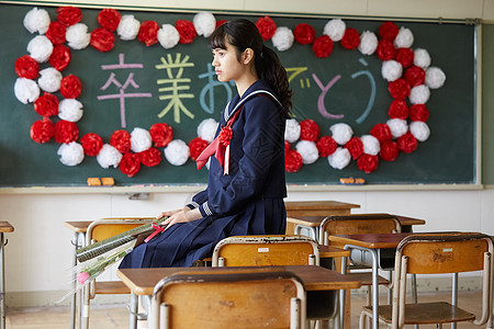 坐在课桌上的制服少女图片