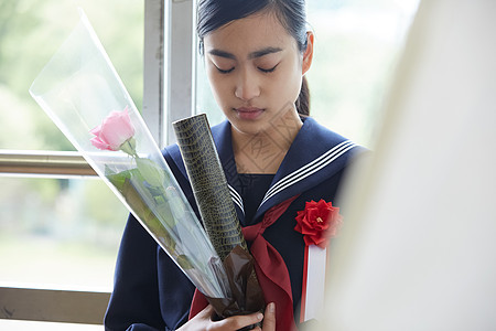 毕业教室里泪流满面的少女图片