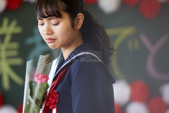 毕业时哭泣的女兵高中生图片