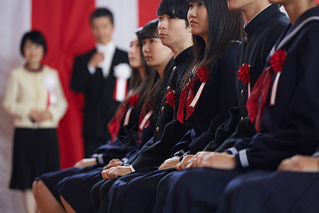 中学生高中生制服坐下毕业典礼入口仪式图象的学生图片