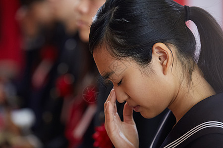 毕业典礼入学仪式图像眼泪汪汪的女孩图片