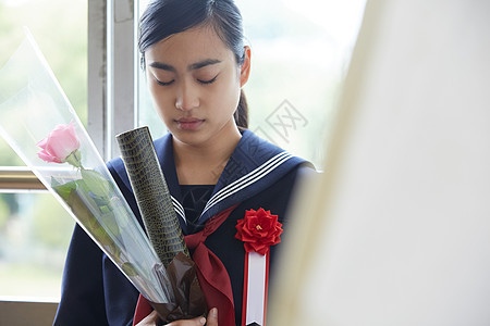 女孩们面部室内毕业教室泪流满面的女肖像图片