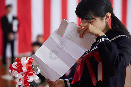 亚洲初级中学初中女孩毕业典礼入学仪式图像演讲图片