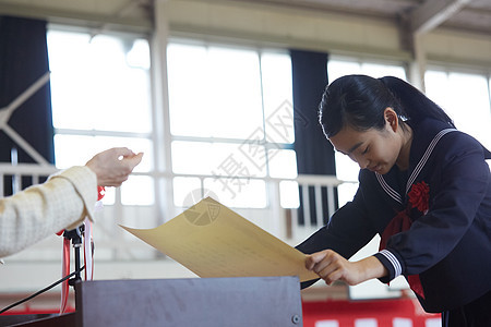 老师授予毕业生毕业证书图片