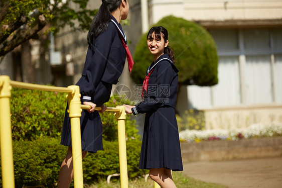 在玩户外锻炼器材的学生图片