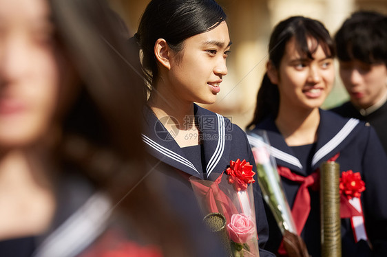 男孩们微笑感激校园毕业生图片