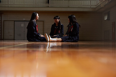 初中女孩留白亚洲人女孩在学校放松后在健身房说话图片