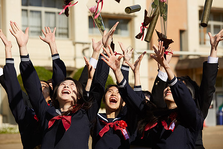 庆祝毕业的女高中生图片