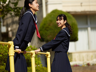 玩单杠的女高中生图片