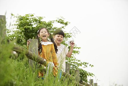 栏杆上玩耍的孩子们图片