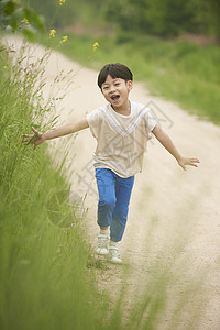 公园玩耍开心的小男孩背景图片