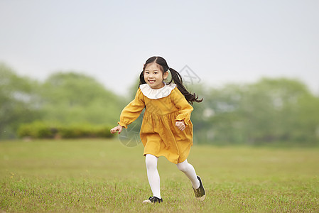 快乐户外的女孩小孩图片