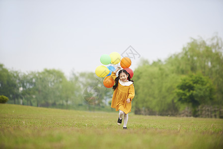 拿着气球开心奔跑的小女孩图片