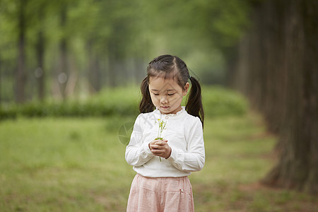 拿着小花的可爱女孩图片