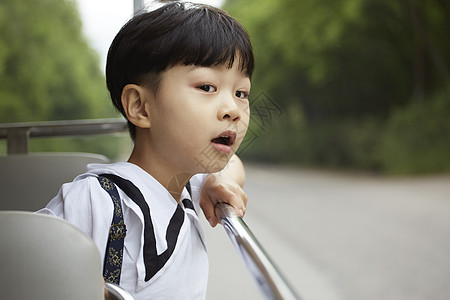 坐在车上兴奋的小男孩图片