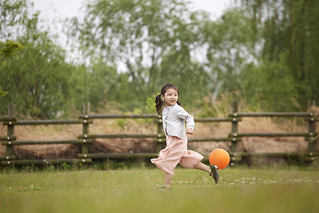 小女孩认真图片
