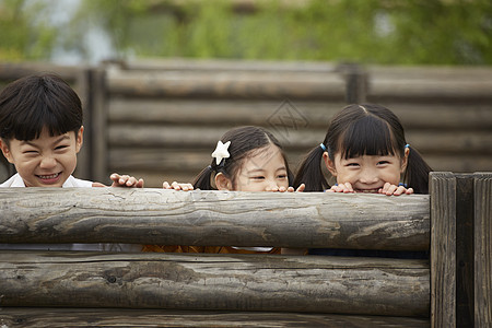 前视图同心的亚洲人小孩图片