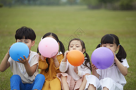 小朋友户外玩耍吹气球图片