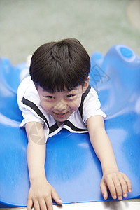 滑滑梯上的小男孩图片