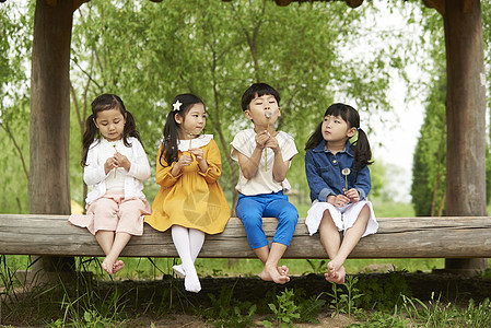 坐在亭子里吹泡泡的孩子们图片