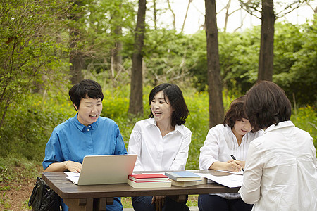 在户外一起办公的老同学图片