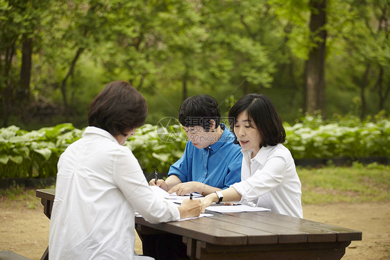 在户外一起办公的老同学图片