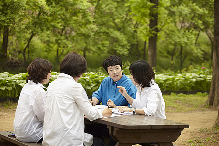 在户外一起办公的老同学图片