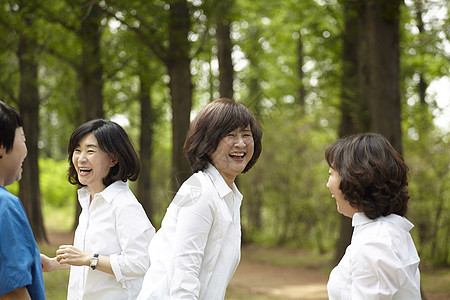 判断成年女子放松女孩校友图片