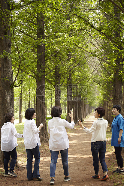 中年女性公园户外活动背影图片