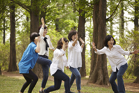 中年女性户外活动游戏图片