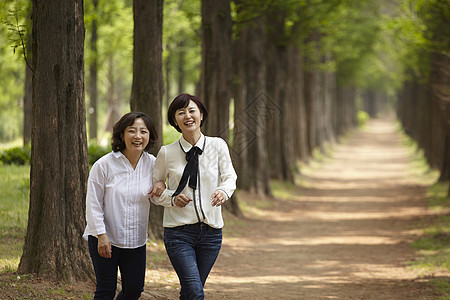 成年女子同学女孩校友图片