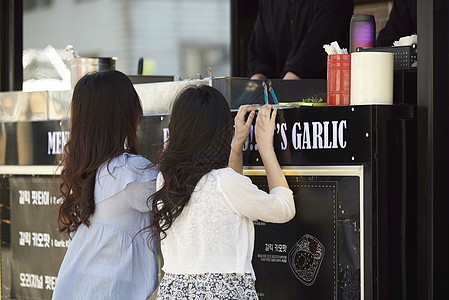 成年女子毒蛇友谊年轻女子食品车图片