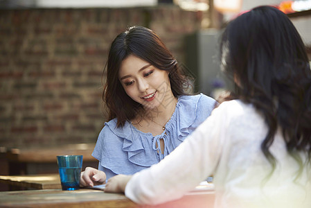 亚洲人大学生毒蛇年轻女子餐馆图片