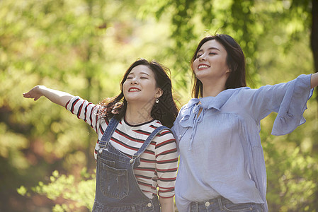 朋友判断打破年轻女子图片