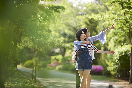 在公园里散步的年轻女子图片