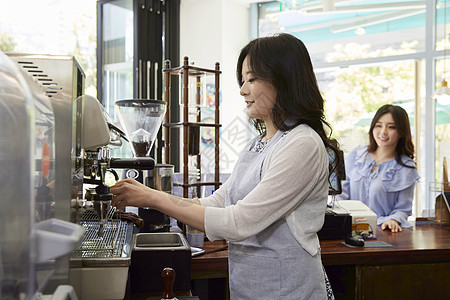 咖啡馆制作咖啡的年轻女性图片