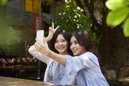 亚洲人半身像电话年轻女子餐馆图片