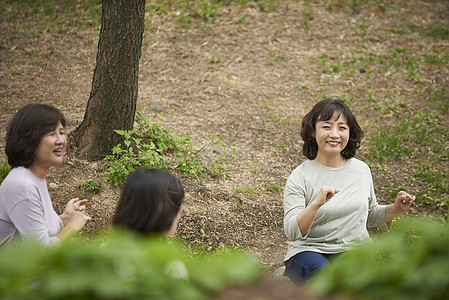 户外玩游戏的成年女子图片