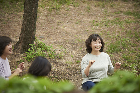 户外玩游戏的成年女子图片