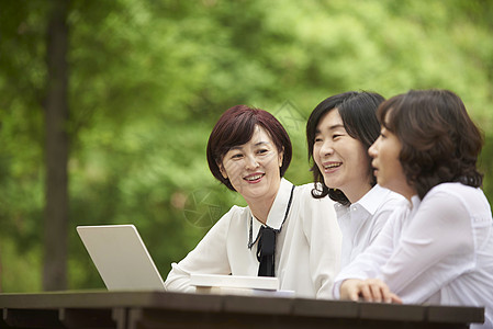 户外聊天的成年女子图片