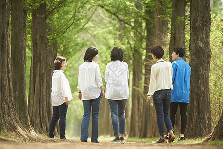 成年女子户外聚会图片