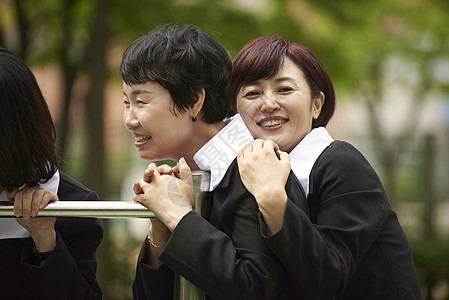 中年女子户外聚会背景图片