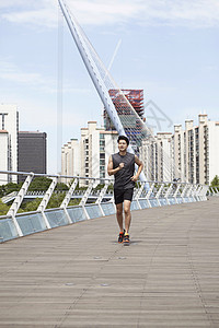 大桥上慢跑的男性图片