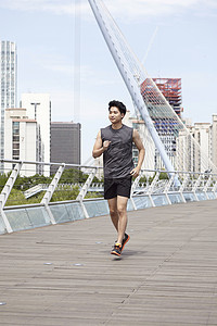 在大桥上慢跑的男子图片